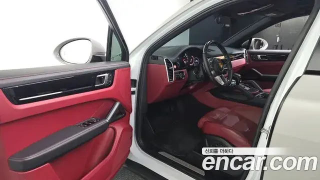 Porsche Cayenne 2022 — ფოტო 15/33