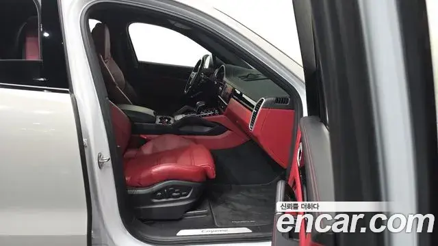 Porsche Cayenne 2022 — ფოტო 11/33