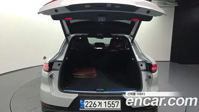 Porsche Cayenne 2022 — ფოტო 22/33