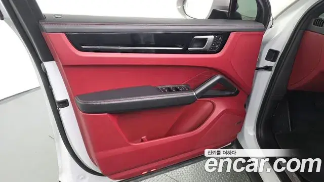 Porsche Cayenne 2022 — ფოტო 24/33