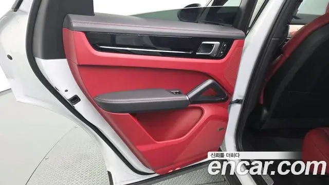 Porsche Cayenne 2022 — ფოტო 20/33