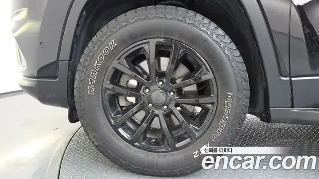 Jeep Cherokee 2019 — Şəkil 26/36