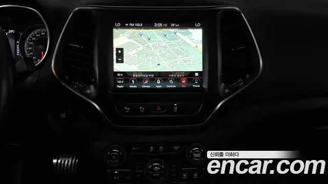 Jeep Cherokee 2019 — Şəkil 28/36