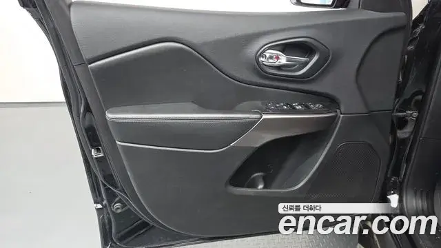 Jeep Cherokee 2019 — Şəkil 30/36