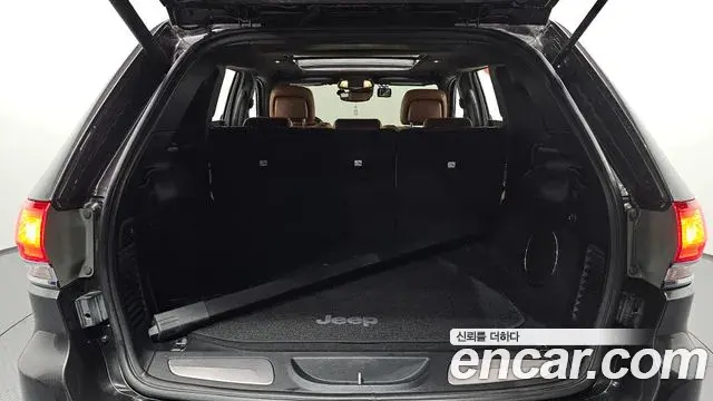 Jeep Grand Cherokee 2020 — Şəkil 29/35