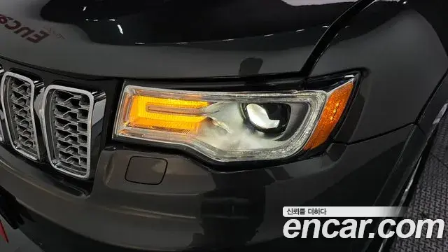 Jeep Grand Cherokee 2020 — Şəkil 27/35
