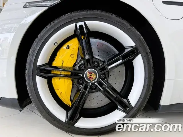 Porsche Taycan 2022 — ფოტო 11/20