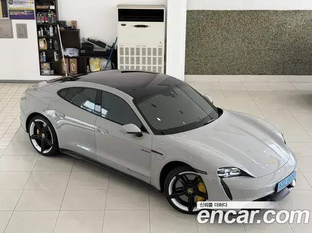 Porsche Taycan 2022 — ფოტო 16/20