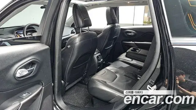 Jeep Cherokee 2021 — Фото 11/20