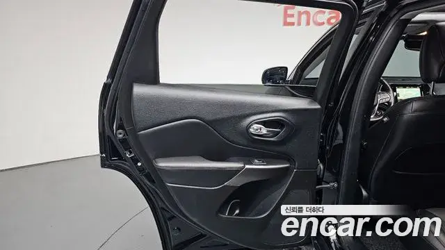 Jeep Cherokee 2021 — Photo 7/38