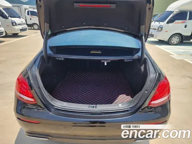 Mercedes-Benz E-Class 2019 — Фото 18/20
