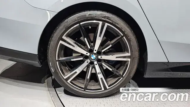 BMW 5 Series 2024 — Photo 14/33