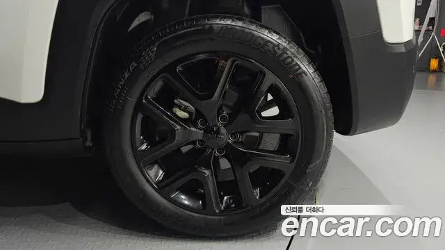 Jeep Renegade 2022 — ფოტო 19/31