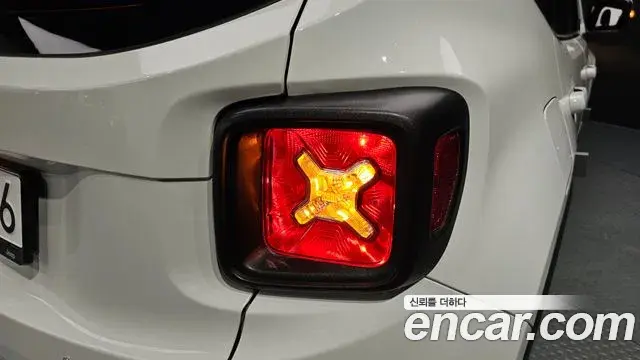 Jeep Renegade 2022 — ფოტო 20/31