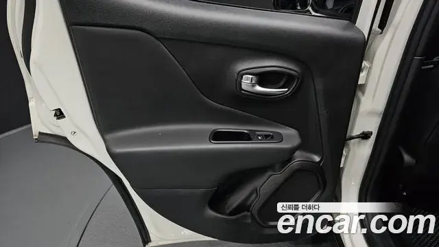 Jeep Renegade 2022 — ფოტო 27/31