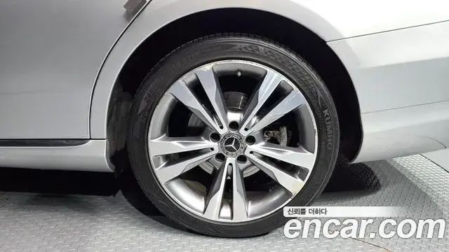 Mercedes-Benz C-Class 2018 — Şəkil 28/30