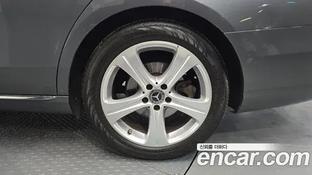 Mercedes-Benz E-Class 2018 — Photo 18/32