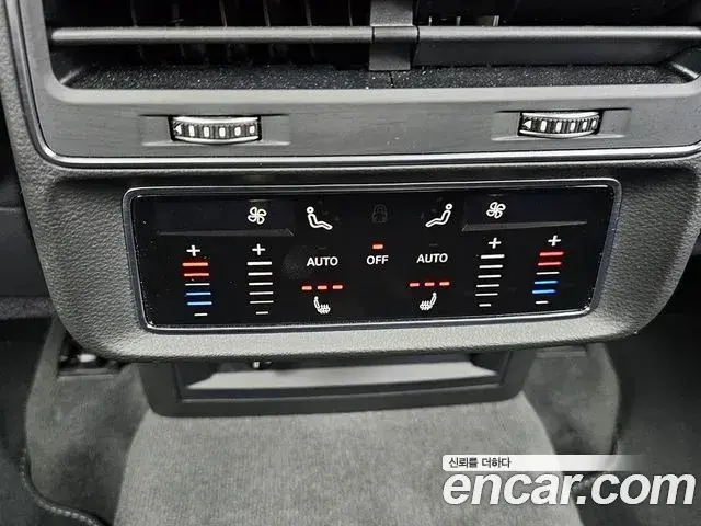 Audi Q8 2023 — Photo 5/20