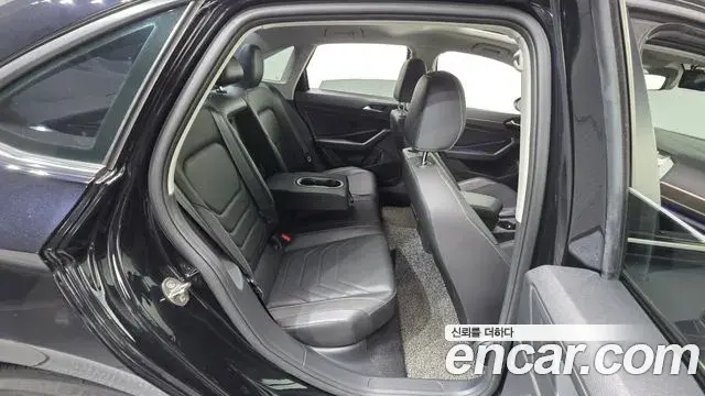 Volkswagen Jetta 2021 — Photo 8/32