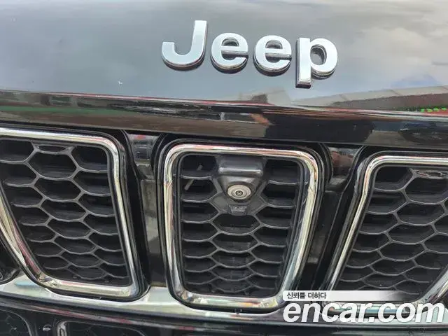 Jeep Grand Cherokee 2021 — Фото 18/20