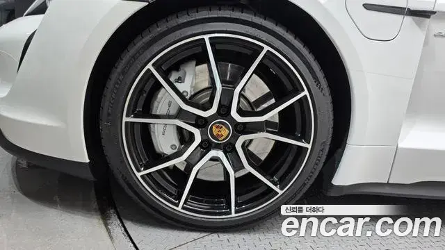 Porsche Taycan 2024 — Photo 18/37