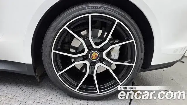 Porsche Taycan 2024 — Photo 19/37