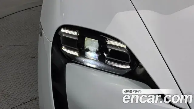 Porsche Taycan 2024 — Photo 12/37