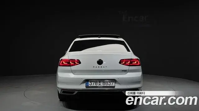 Volkswagen Passat GT 2022 — Şəkil 28/33