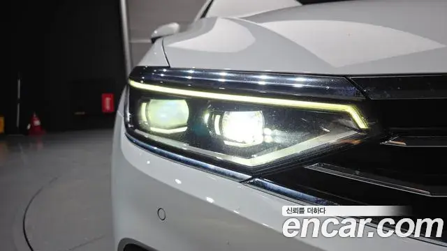 Volkswagen Passat GT 2022 — Şəkil 18/33
