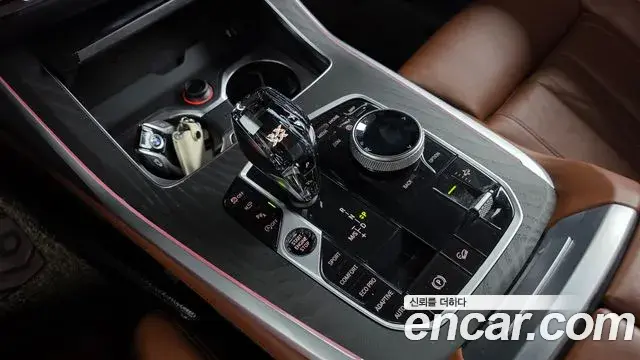 BMW X7 2021 — Photo 28/34