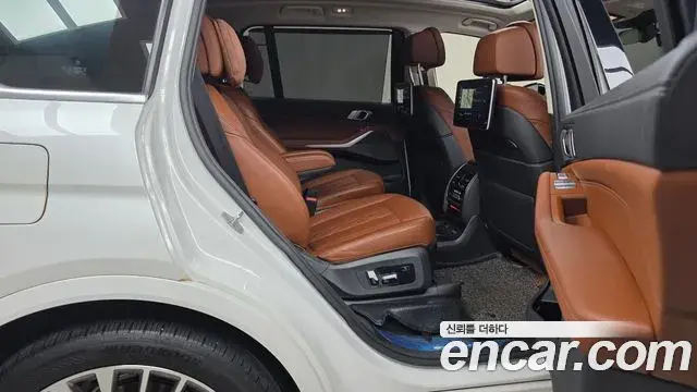 BMW X7 2021 — Photo 22/34