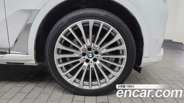 BMW X7 2021 — Photo 27/34