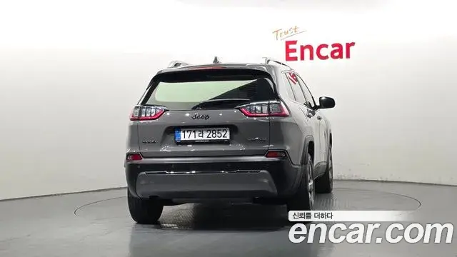 Jeep Cherokee 2021 — ფოტო 26/32