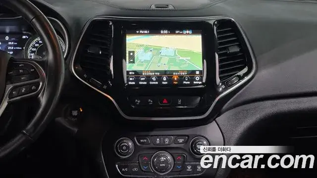 Jeep Cherokee 2021 — ფოტო 21/32