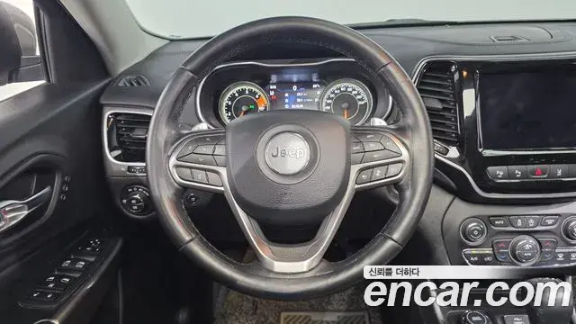 Jeep Cherokee 2021 — ფოტო 18/32