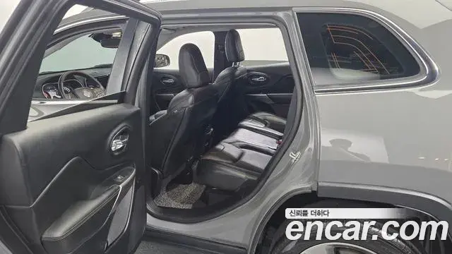 Jeep Cherokee 2021 — ფოტო 6/32