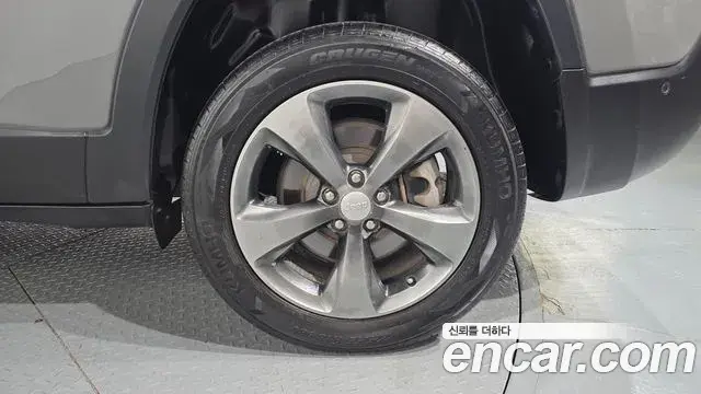 Jeep Cherokee 2021 — ფოტო 28/32