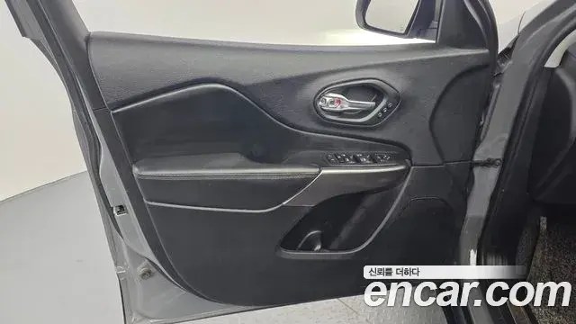 Jeep Cherokee 2021 — ფოტო 27/32