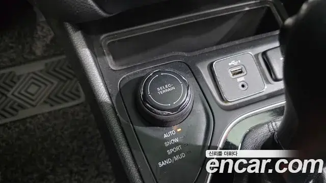 Jeep Cherokee 2021 — ფოტო 20/32