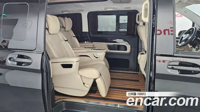 Mercedes-Benz V-Class 2023 — Фото 11/20