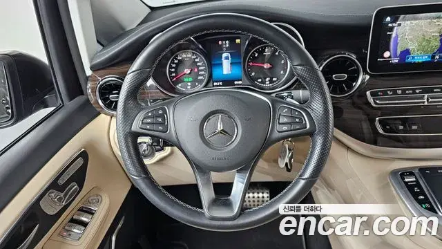 Mercedes-Benz V-Class 2023 — Фото 12/20