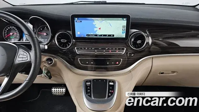 Mercedes-Benz V-Class 2023 — Фото 13/20
