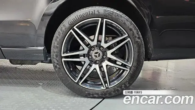 Mercedes-Benz V-Class 2023 — Photo 18/35