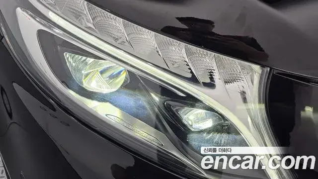 Mercedes-Benz V-Class 2023 — Photo 20/35