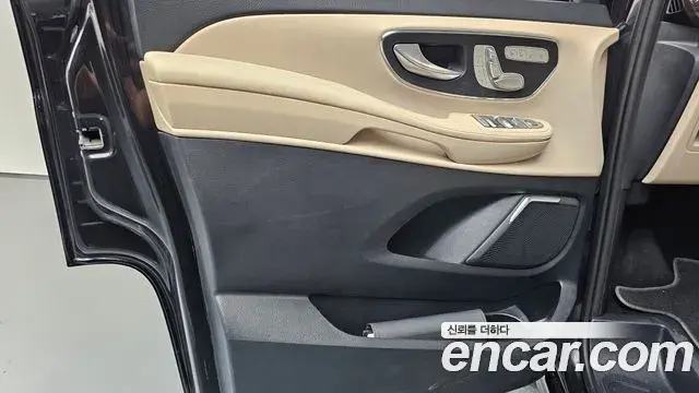 Mercedes-Benz V-Class 2023 — Photo 21/35