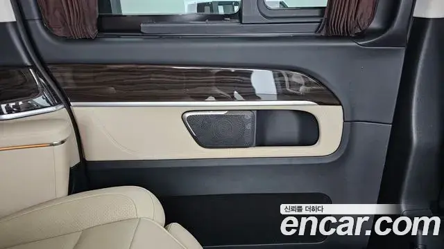 Mercedes-Benz V-Class 2023 — Photo 3/35