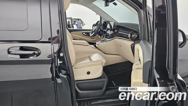 Mercedes-Benz V-Class 2023 — Photo 32/35