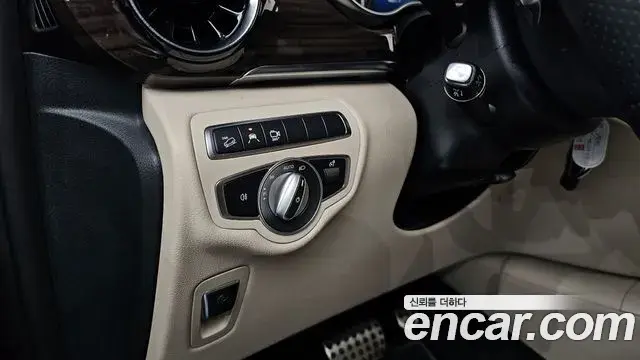 Mercedes-Benz V-Class 2023 — Photo 13/35