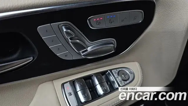 Mercedes-Benz V-Class 2023 — Photo 17/35
