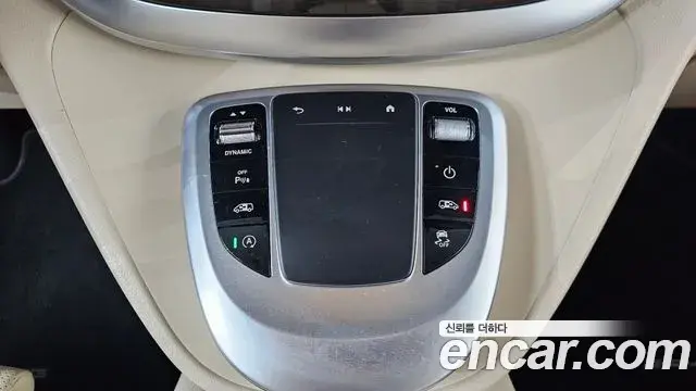 Mercedes-Benz V-Class 2023 — Photo 27/35